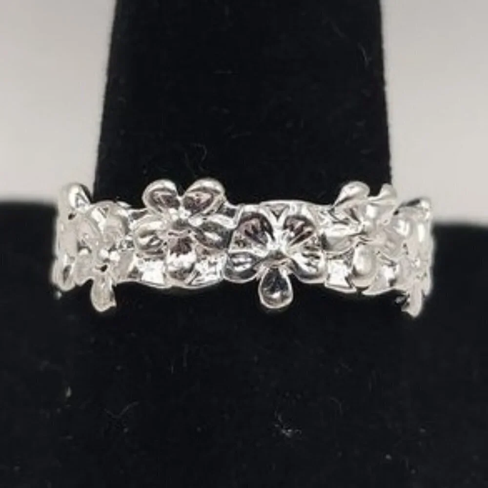 Simple Silver‎ Flower Ring Size 8 (NWOT)